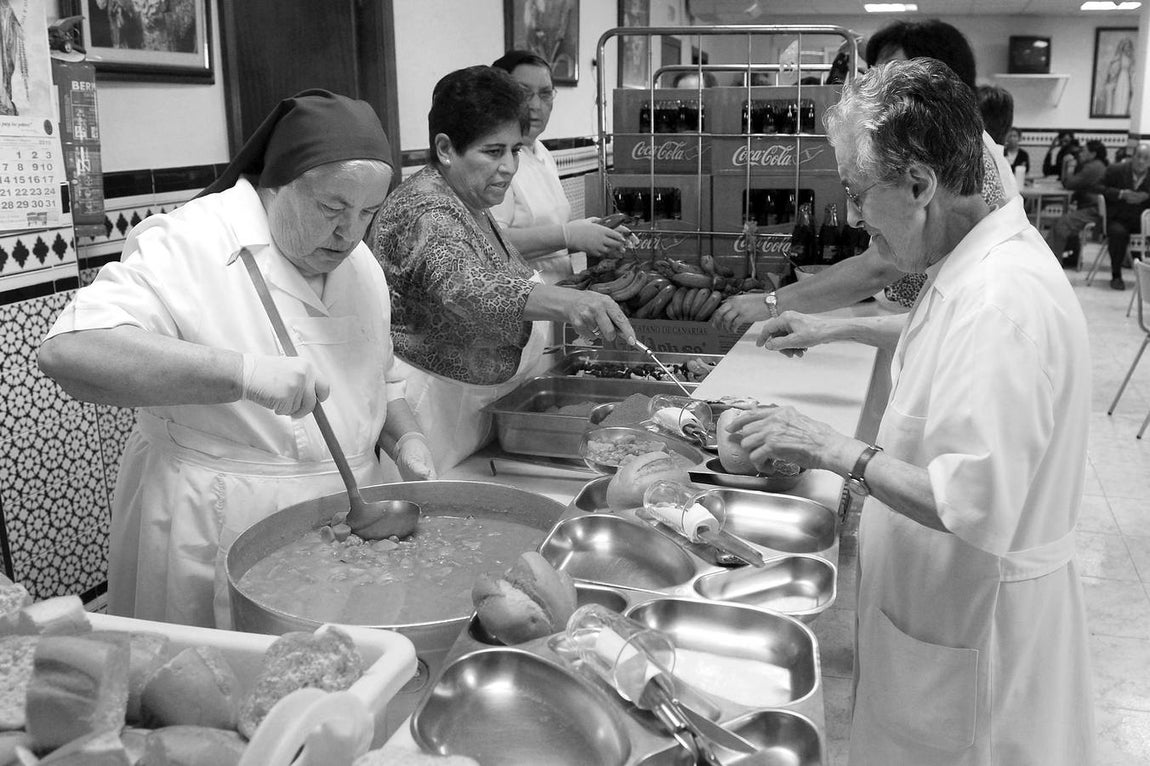 Domingo de Ramos. La Sagrada Cena. Comedor social de las Hijas de La Caridad ubicado en la Residencia de ancianos "La Milagrosa", en el barrio de La Macarena.