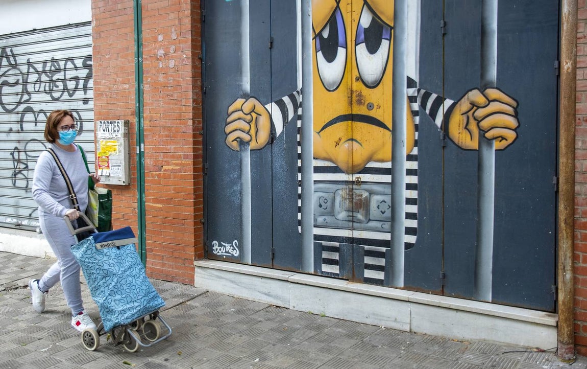 Lunes Santo. El Cautivo (Santa Genoveva). Imagen alegórica de lo que supone el confinamiento a una parte de la población a causa de la pandemia del coronavirus. Barrio del Tiro de Línea.