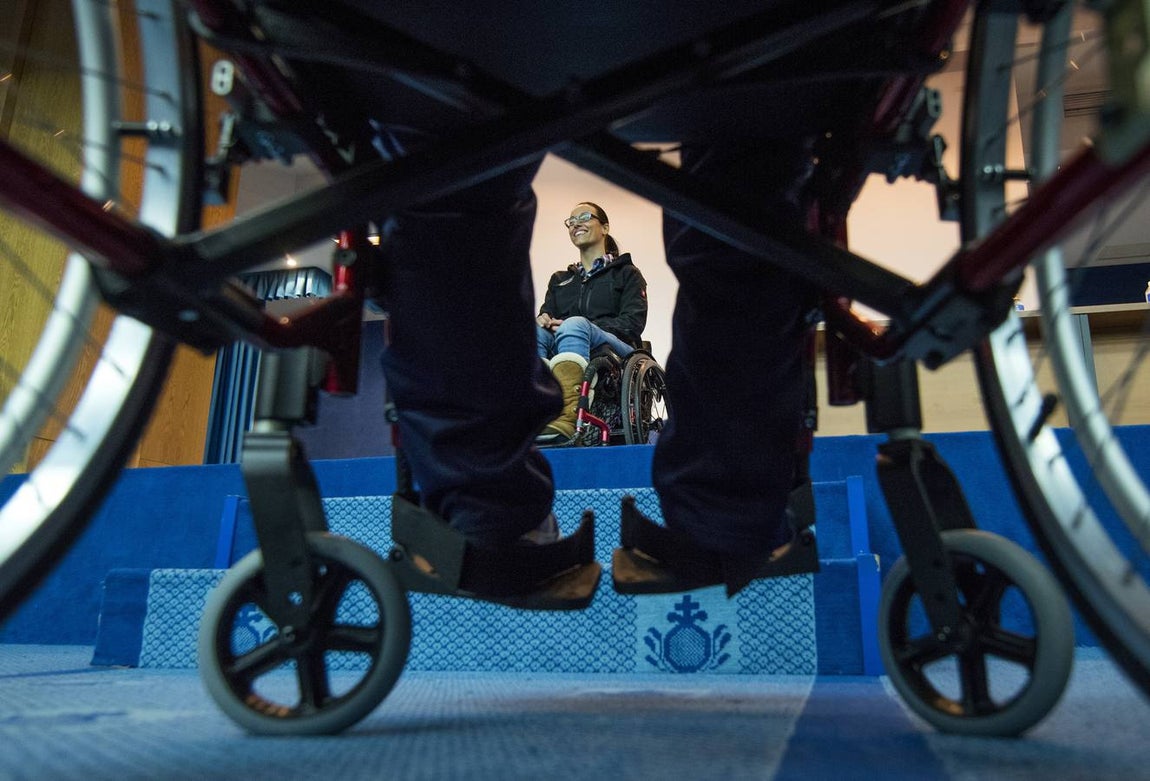 Lunes Santo. Aguas (El Museo). La nadadora española Teresa Perales, ganadora de 26 medallas paralímpicas en las aguas de las piscinas de todos los Juegos celebrados desde Sídney 2000 hasta la actualidad, y una de las deportistas con mas medallas en la historia de los Juegos Paralímpicos, ofrece en el Hospital San Juan de Dios de Bormujos una conferencia para lesionados medulares, al objeto de concienciarlos en la importancia de la actividad deportiva para la mejora de vida de los lesionados con problemas de movilidad.