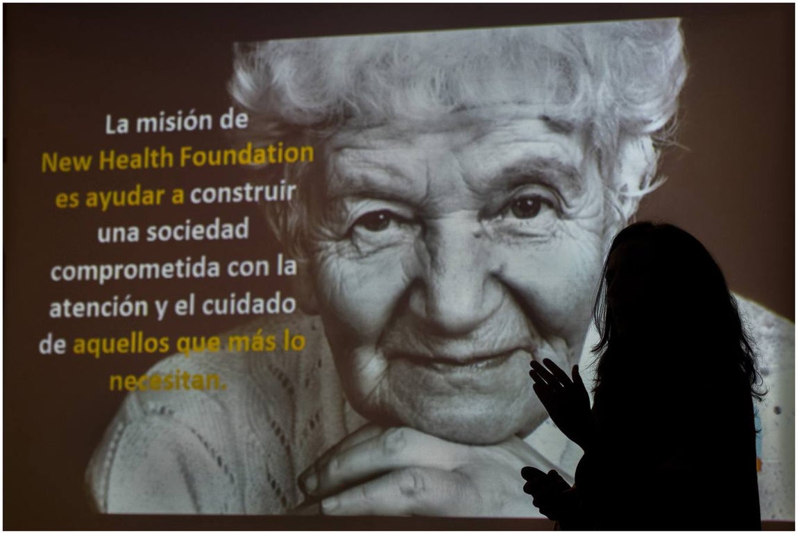 Martes Santo. Buena Muerte (Los Estudiantes). Acto de concienciación para la formación de "Comunidades Compasivas" de New Health Foundation, institución sin ánimo de lucro destinada a mejorar la calidad de vida en los procesos de enfermedad avanzada y alta dependencia en la ultima etapa de la existencia de nuestro mayores.