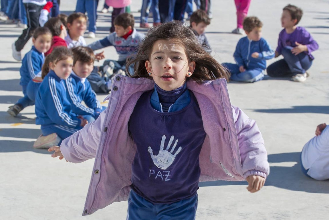Miércoles Santo. Paz (El Carmen). Celebración de "El Día Internacional de la Paz y la No Violencia" en un Colegio de la provincia, conmemorando el fallecimiento del líder indio pacifista Mahatma Gandhi.