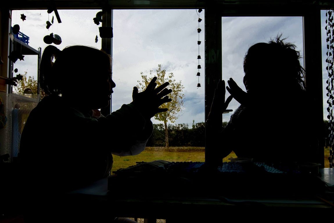 Miércoles Santo. Las Siete Palabras. Dos jóvenes sordomudas practican el lenguaje de signos durante su periodo de aprendizaje en el Centro Santa Ángela de la Cruz de Salteras.