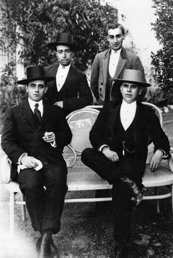 Rafael Guerra «Guerrita», Rafael Gómez «El Gallo» , Rafael González «Machaco» y Joselito «El Gallo» en el jardín de la casa del primero en Córdoba