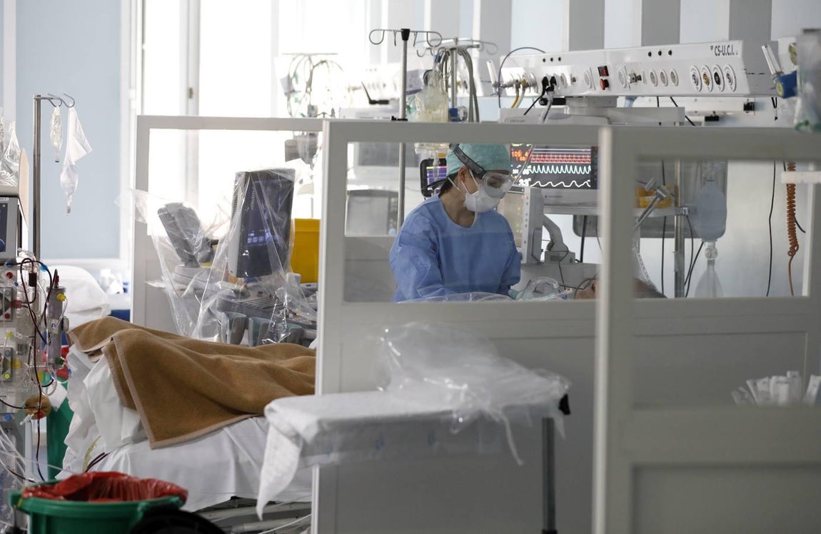 La lucha del Hospital de la Cruz Roja de Córdoba contra el coronavirus, en imágenes