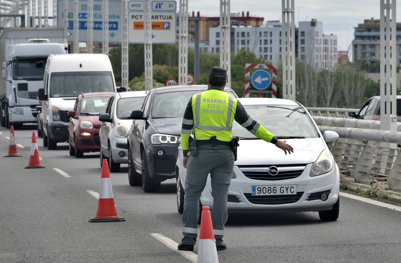La DGT recupera los controles a las salidas de Sevilla para evitar los desplazamientos por el puente