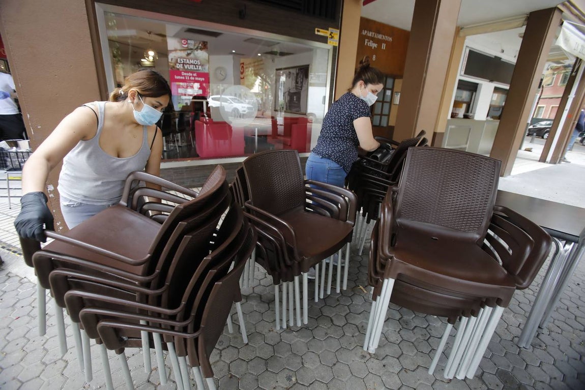 Bares y comercios se preparan para abrir este lunes en Sevilla
