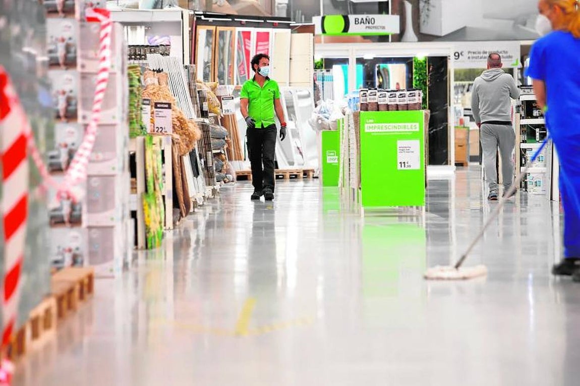 Así se prepara Leroy Merlín en Córdoba para reabrir, en imágenes