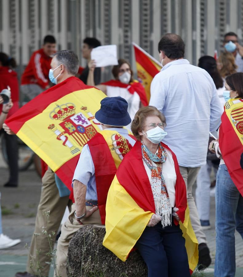 Protesta en Sevilla contra el presidente Pedro Sánchez, en imágenes