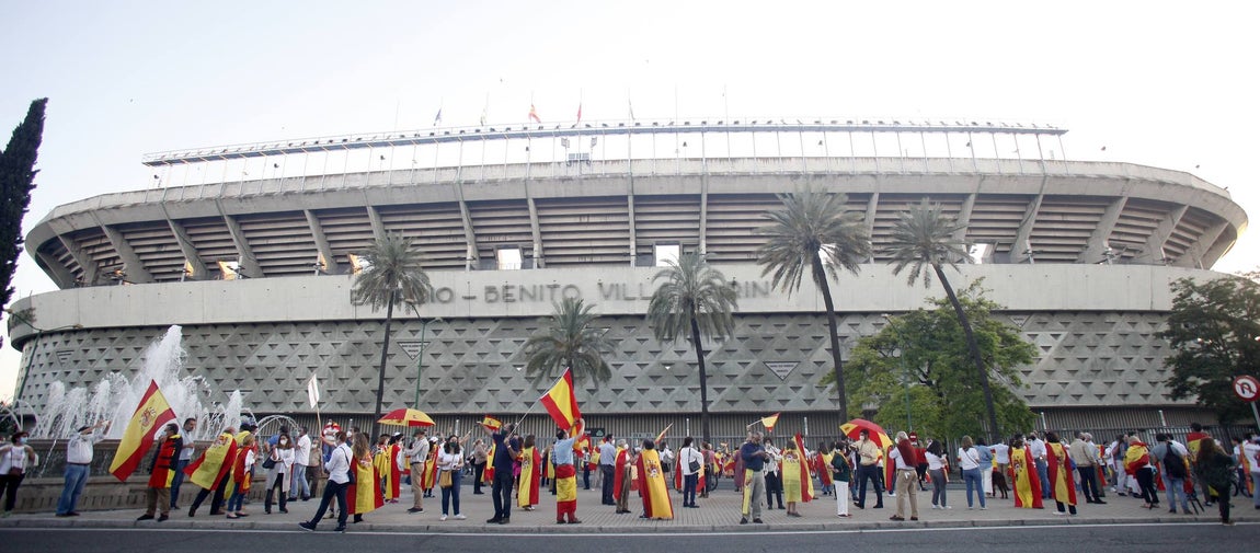 Protesta en Sevilla contra el presidente Pedro Sánchez, en imágenes