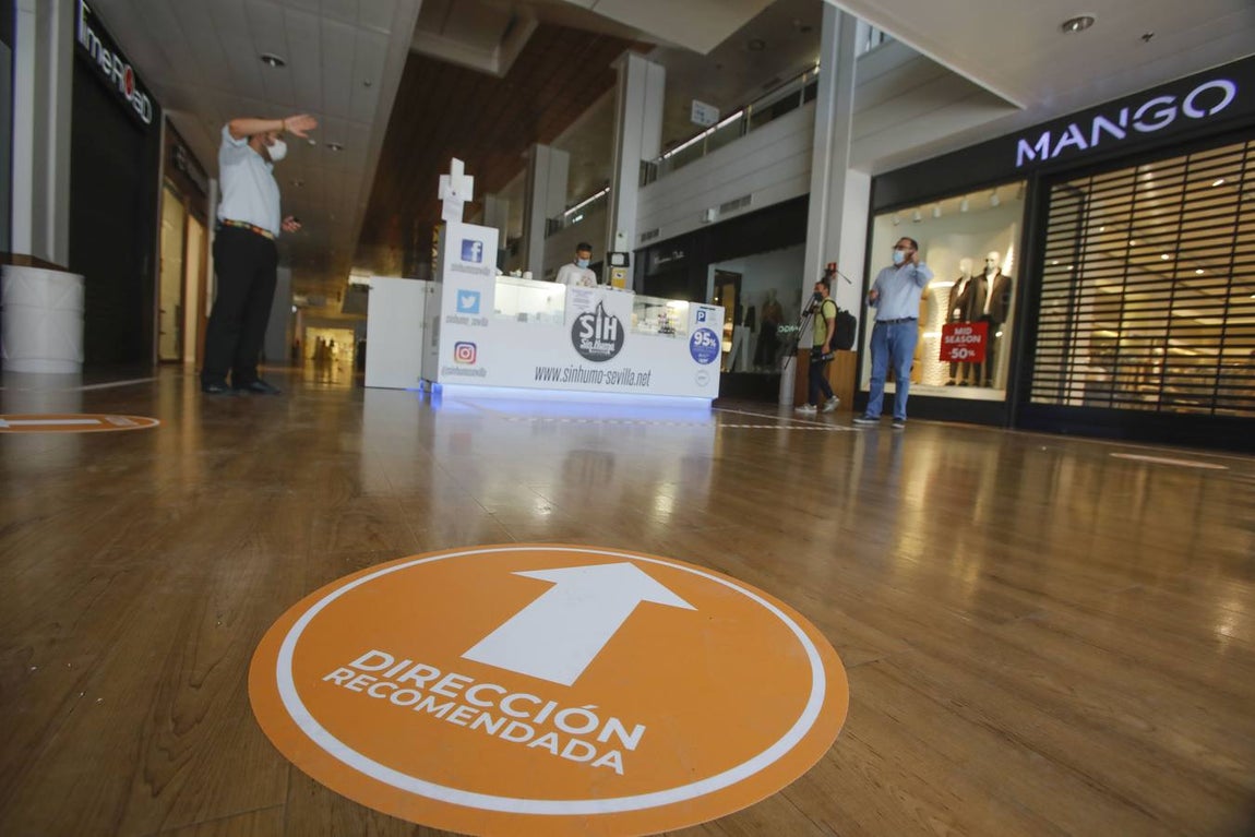 Los centros comerciales de Sevilla, preparados para abrir este lunes