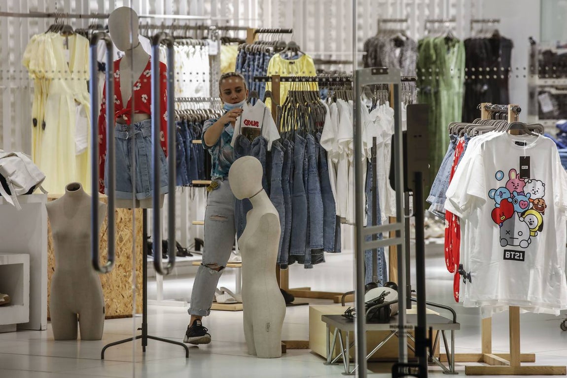 Los centros comerciales de Sevilla, preparados para abrir este lunes