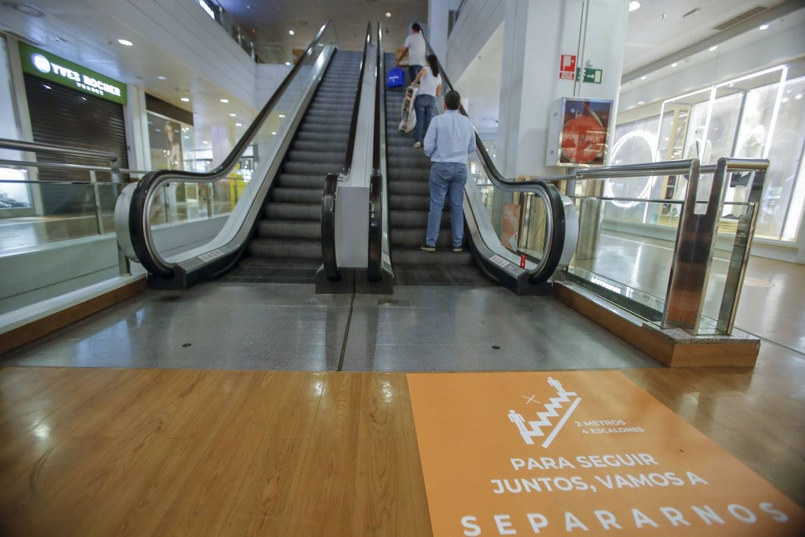Los centros comerciales de Sevilla, preparados para abrir este lunes