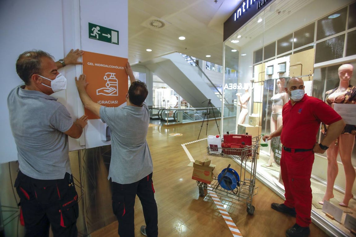 Los centros comerciales de Sevilla, preparados para abrir este lunes