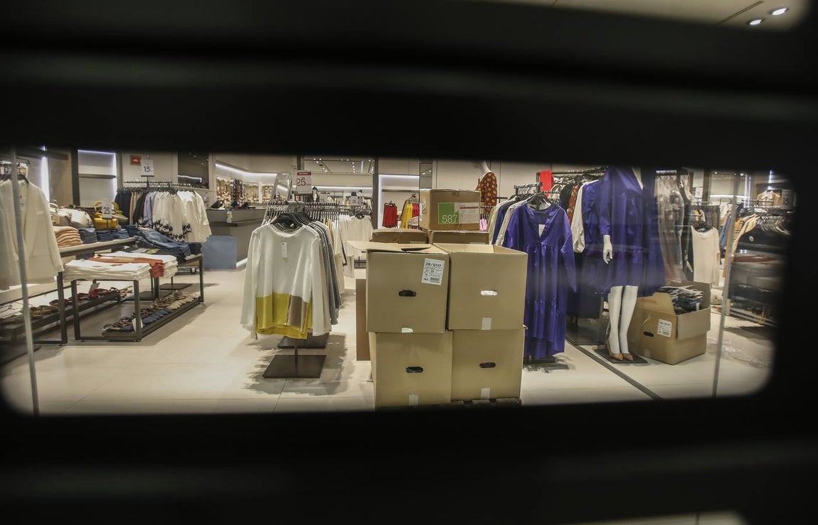 Los centros comerciales de Sevilla, preparados para abrir este lunes