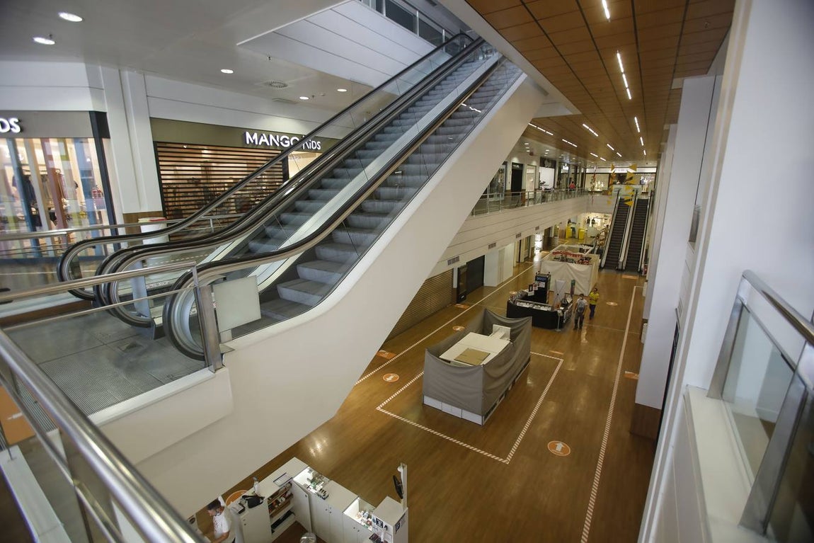 Los centros comerciales de Sevilla, preparados para abrir este lunes