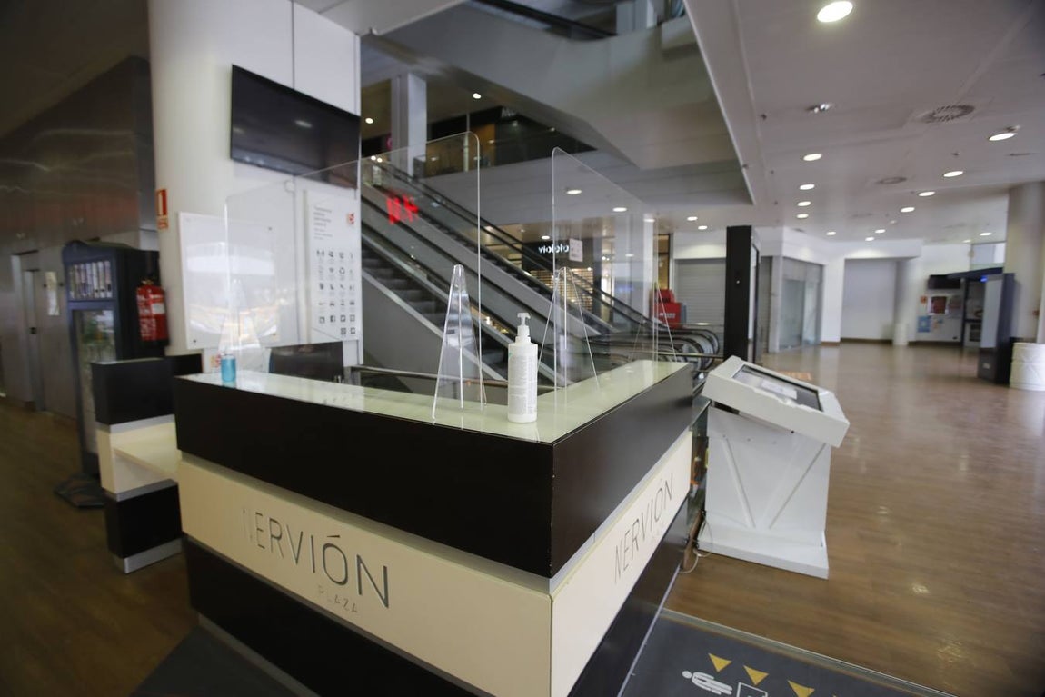 Los centros comerciales de Sevilla, preparados para abrir este lunes