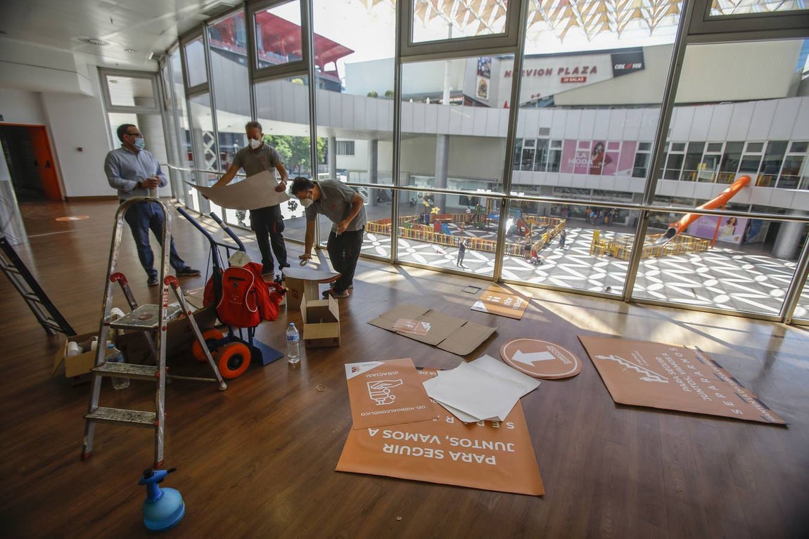Los centros comerciales de Sevilla, preparados para abrir este lunes
