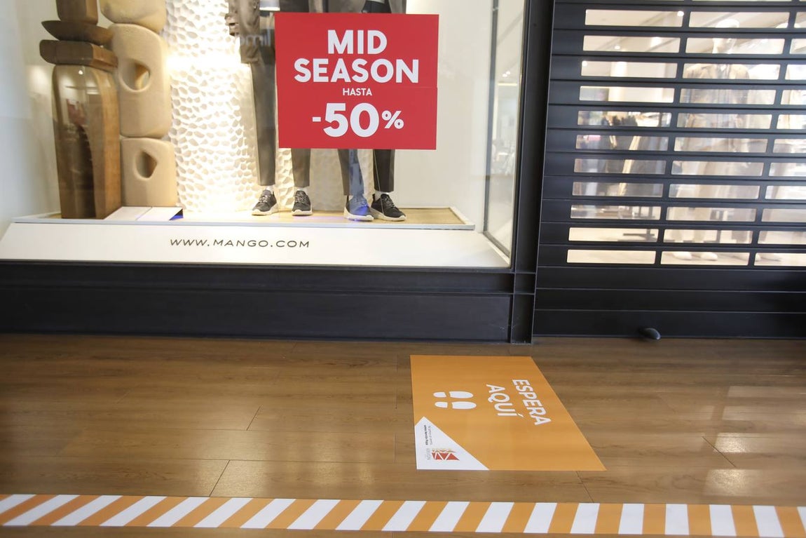 Los centros comerciales de Sevilla, preparados para abrir este lunes