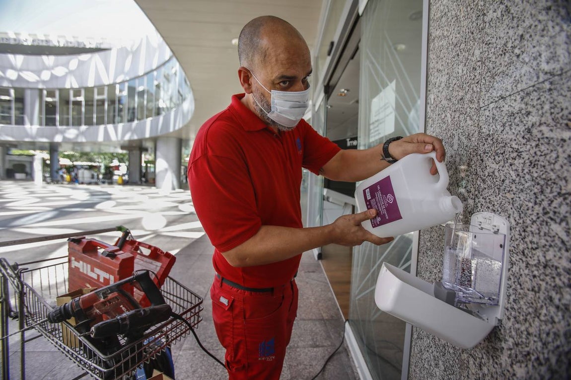 Los centros comerciales de Sevilla, preparados para abrir este lunes