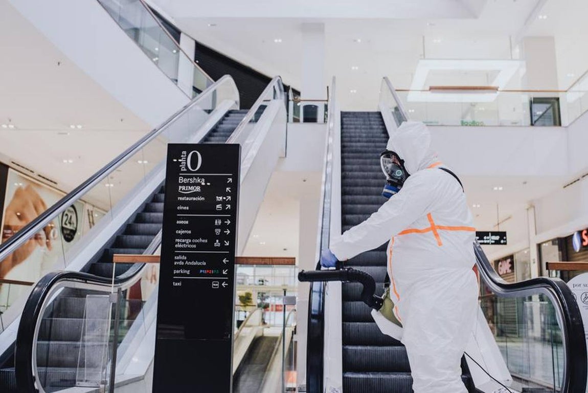 Los centros comerciales de Sevilla, preparados para abrir este lunes