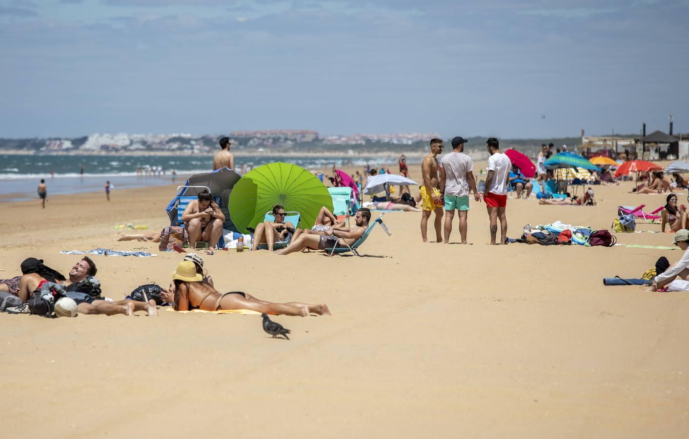 Desembarco escalonado de turistas en las playas de Huelva en la apertura de la movilidad en Andalucía