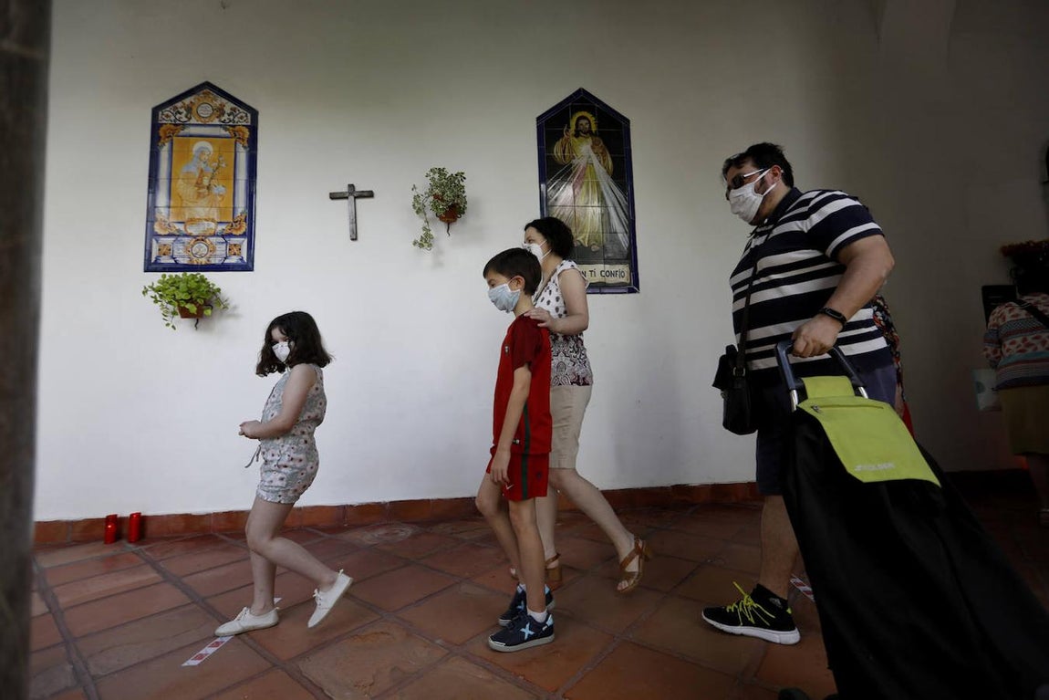 El reparto de pan de San Antonio en las Capuchinas de Córdoba, en imágenes