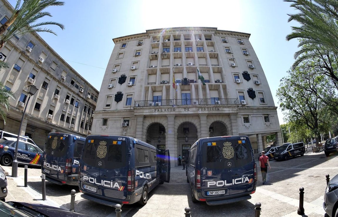 Fuerte dispositivo policial en el comienzo del juicio contra el «Pollino» por el crimen de Dos Hermanas