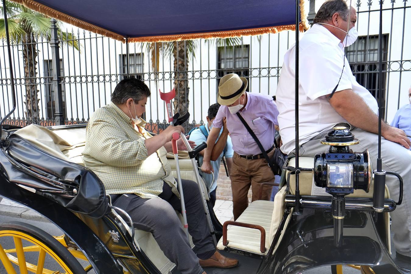 Un paseo solidario para los residentes del Hospital de la Caridad, en fotos