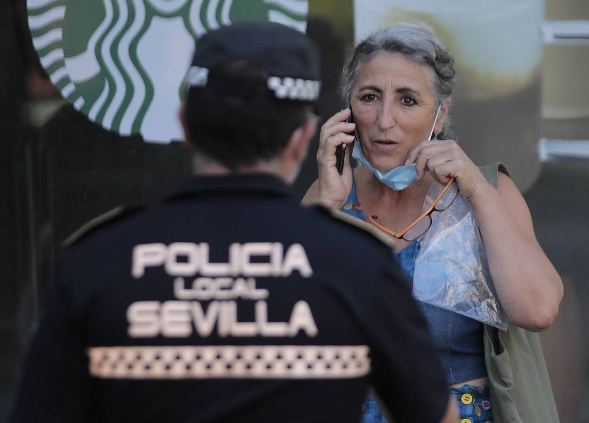 La Policía vela por el uso de la mascarilla en Sevilla