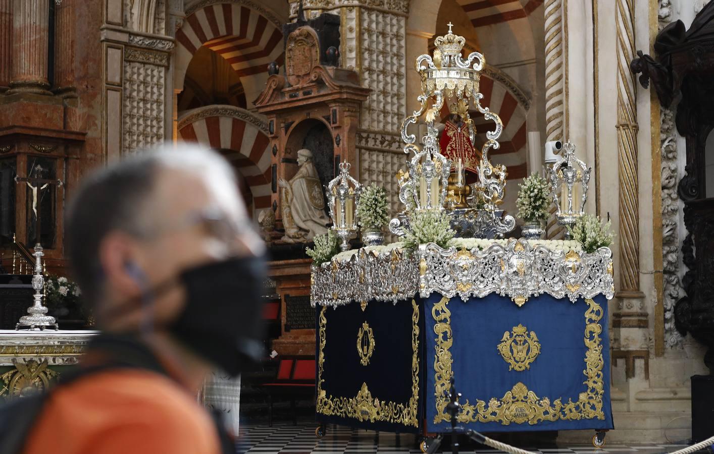 El paso de la Virgen de la Fuensanta estrena sus faroles y las jarras pese a no celebrar su procesión en Córdoba