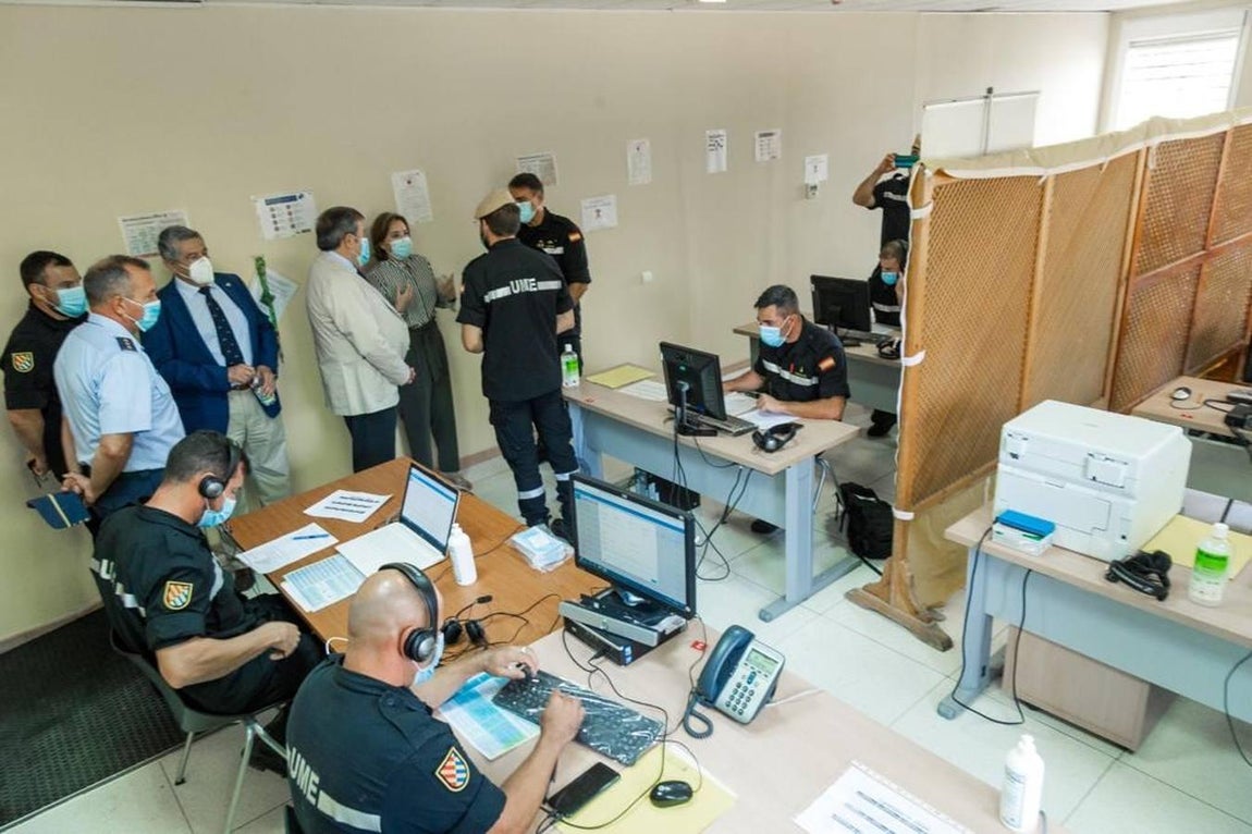 Visita de la delegada del Gobierno en Andalucía a los rastreadores de la UME