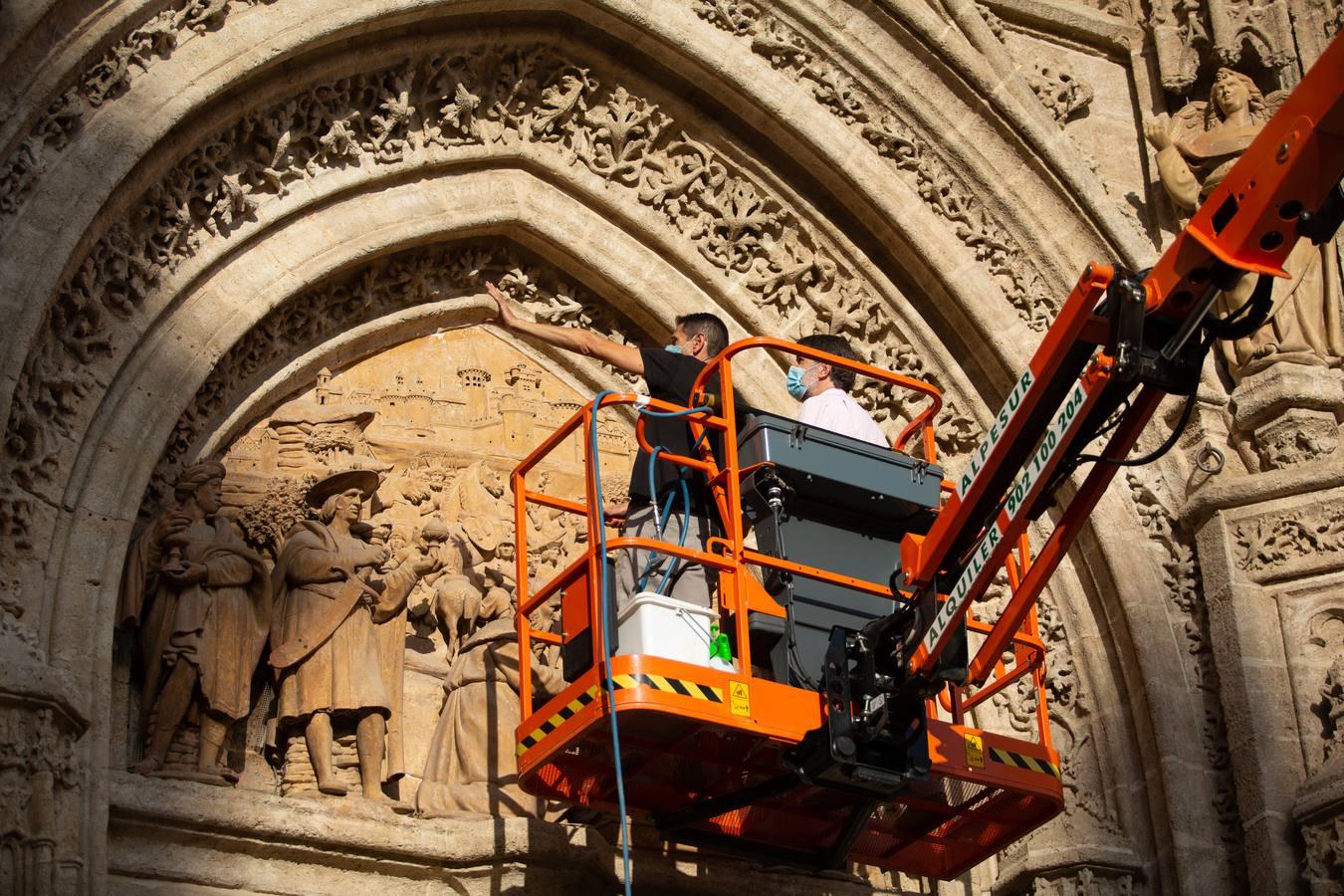 Así se cuidan las puertas de la Catedral de Sevilla
