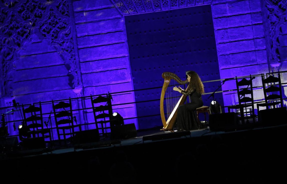 Ana Crismán saca los «Soníos del Arpa Negra» en la Bienal de Flamenco