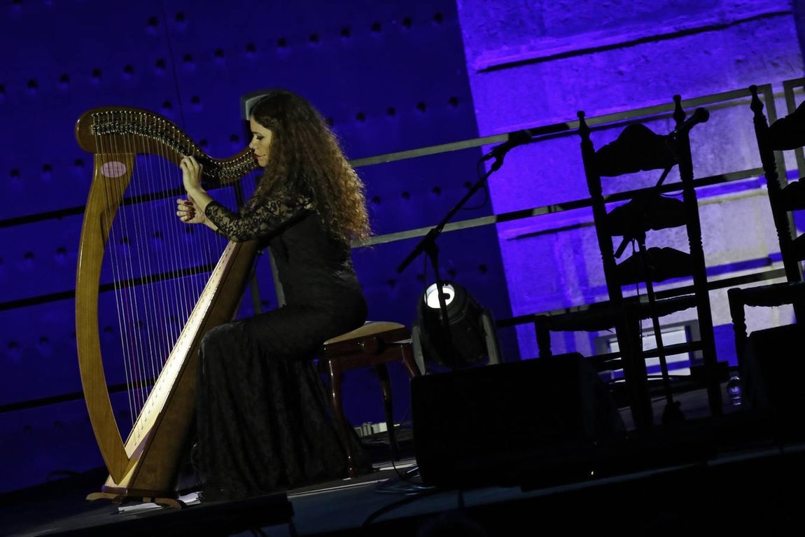 Ana Crismán saca los «Soníos del Arpa Negra» en la Bienal de Flamenco