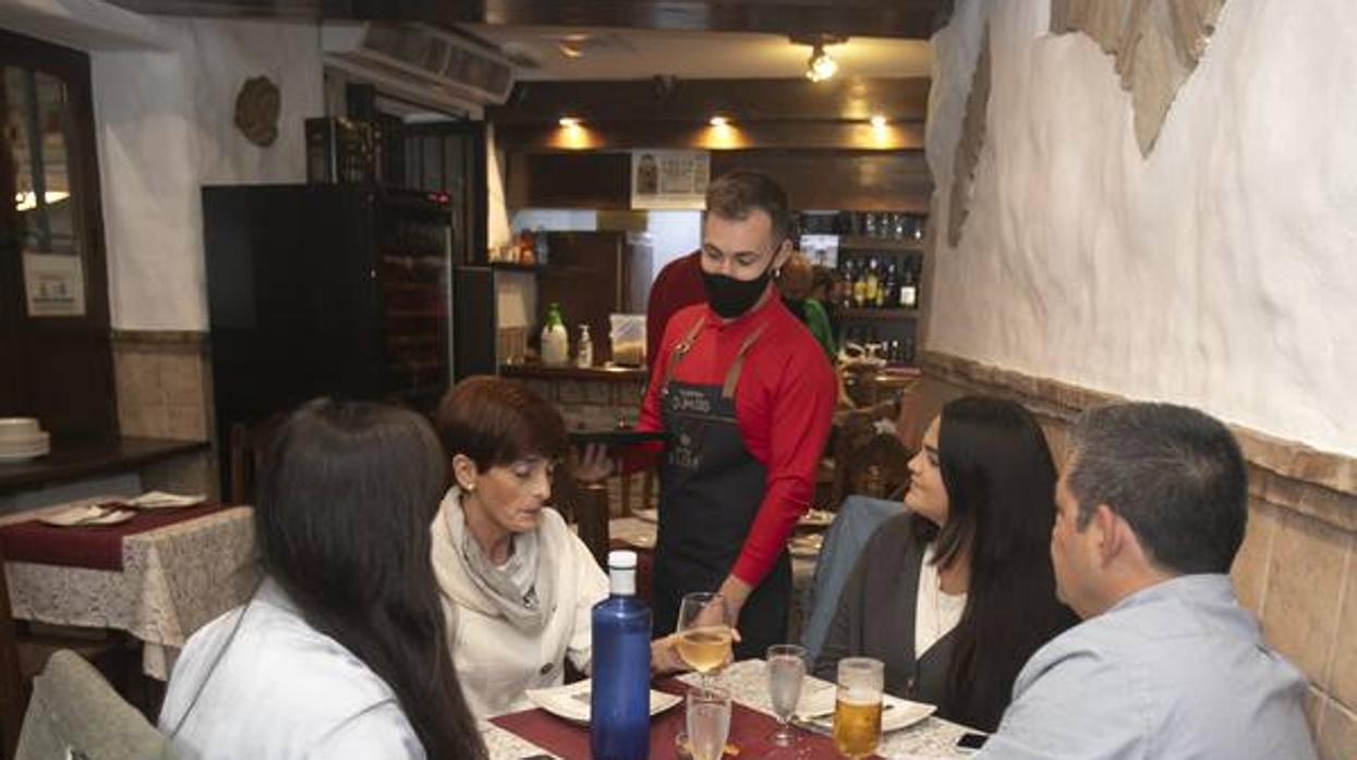 En imágenes, la última noche en la hostelería cordobesa antes del cierre a las 10