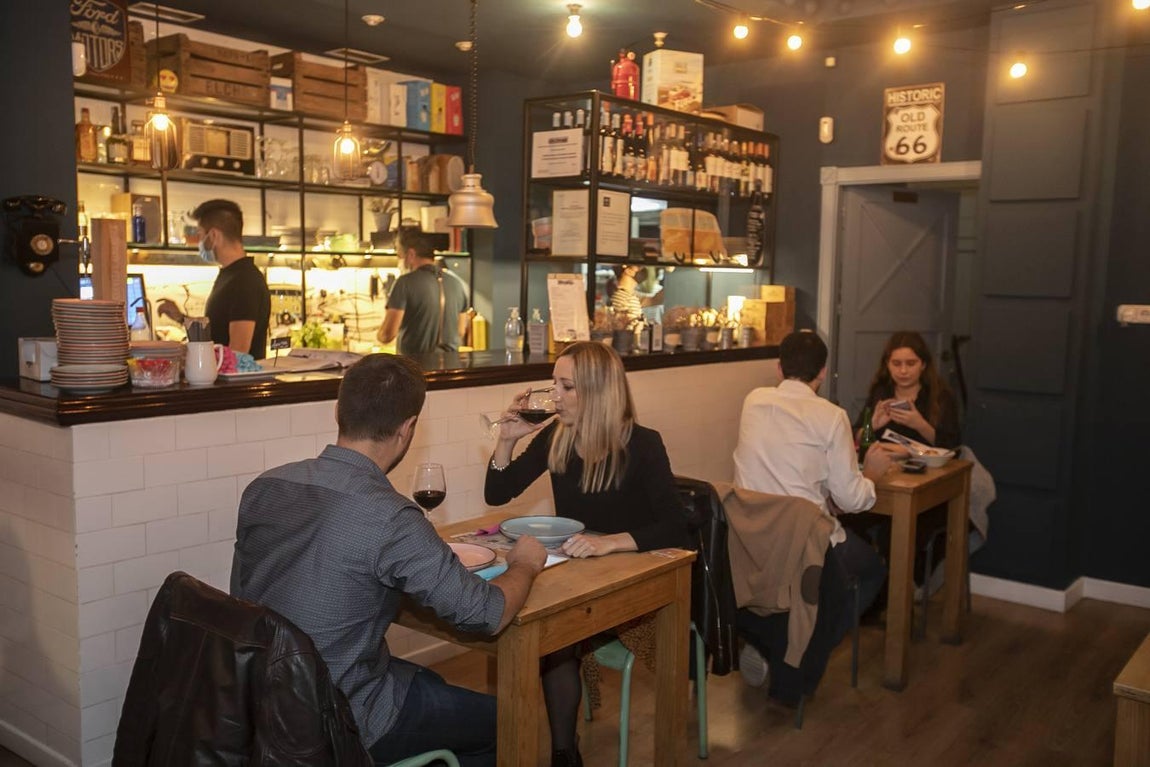 En imágenes, la última noche en la hostelería cordobesa antes del cierre a las 10