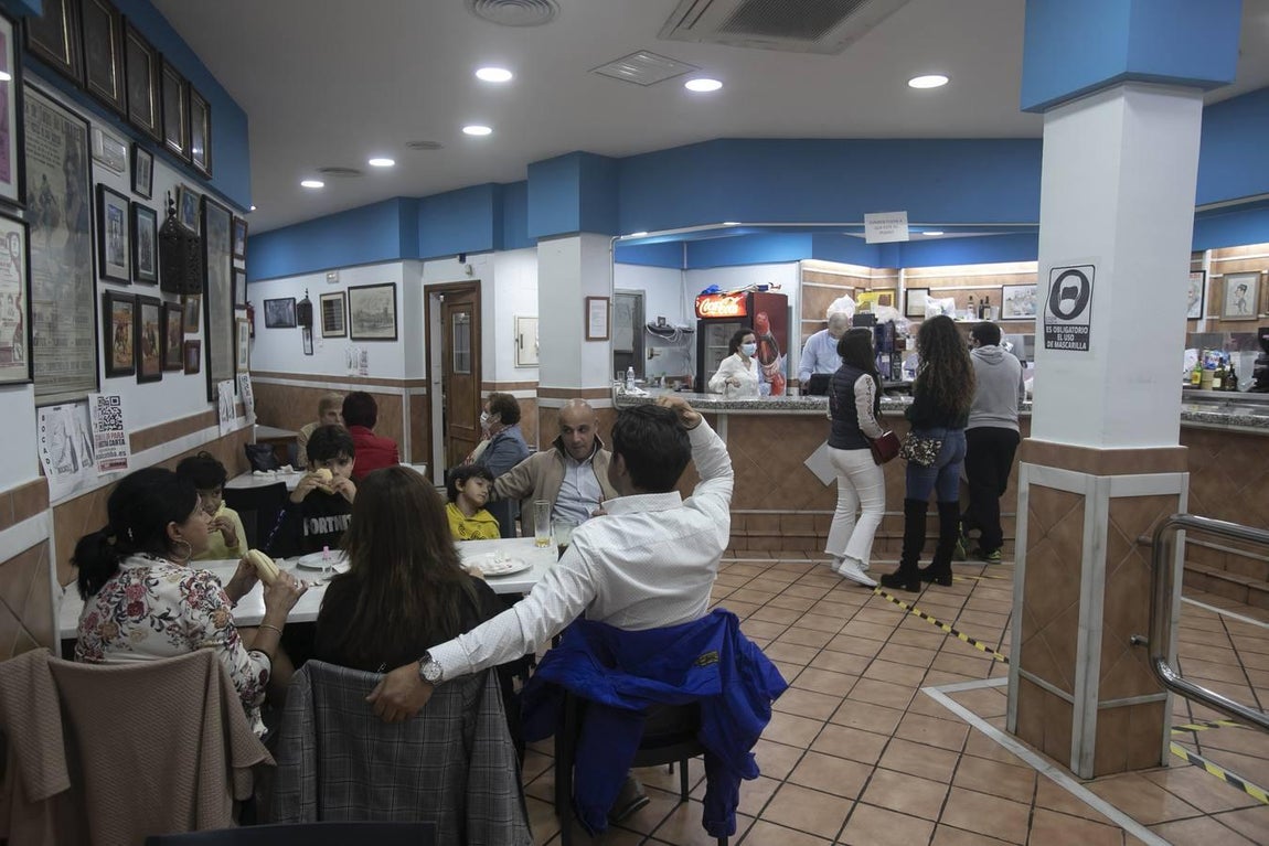 En imágenes, la última noche en la hostelería cordobesa antes del cierre a las 10