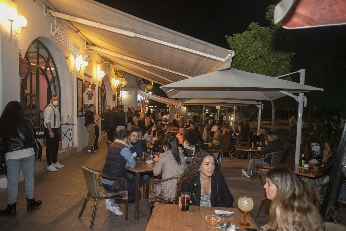 En imágenes, la última noche en la hostelería cordobesa antes del cierre a las 10