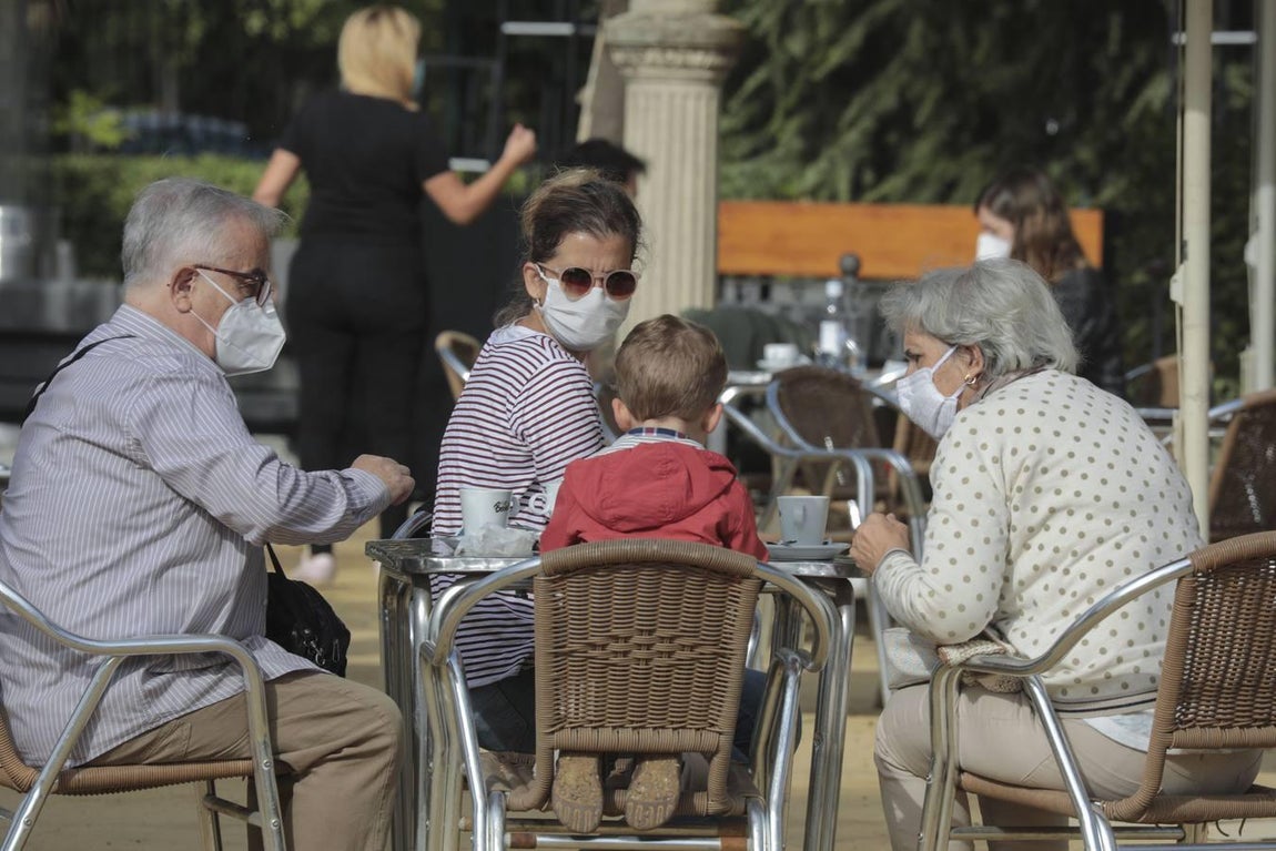 Mascarillas obligatorias en las terrazas de los bares de Sevilla