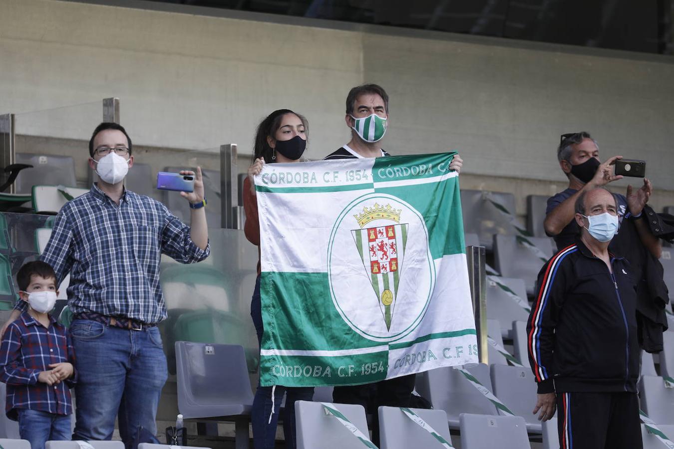 El ambiente en la grada del Arcángel de Córdoba, en imágenes