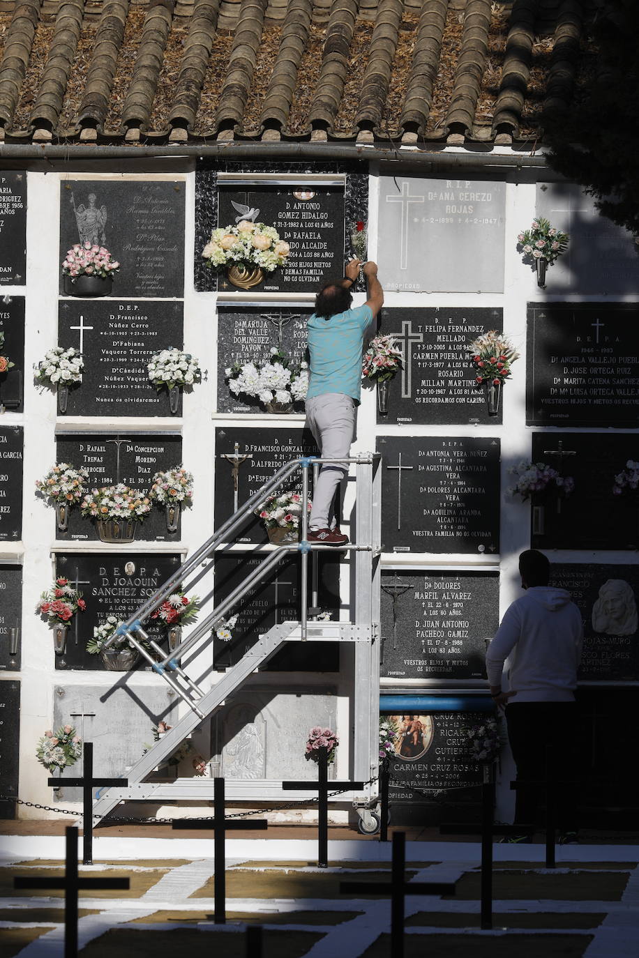 En imágenes, la visita a los cementerios el Día de Todos los Santos en Córdoba