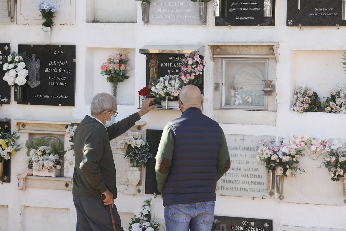 En imágenes, la visita a los cementerios el Día de Todos los Santos en Córdoba
