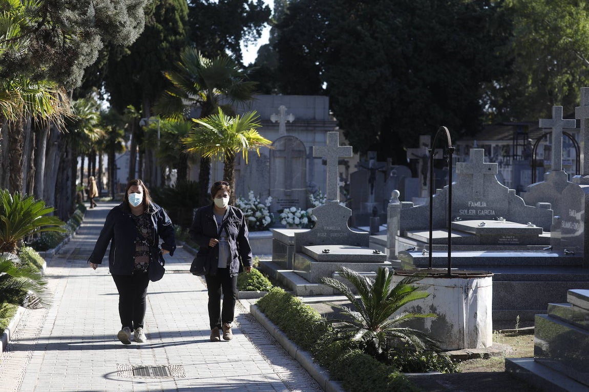 En imágenes, la visita a los cementerios el Día de Todos los Santos en Córdoba