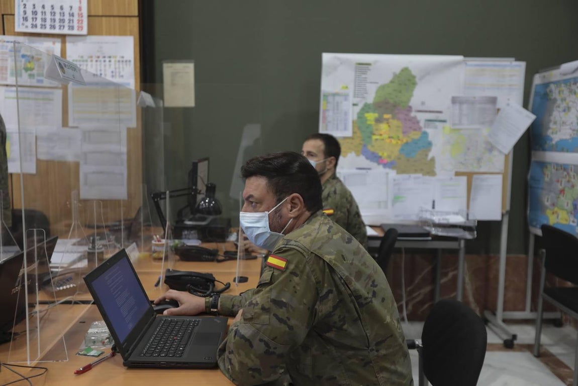 En imágenes, el Ejército rastrea el virus en Sevilla