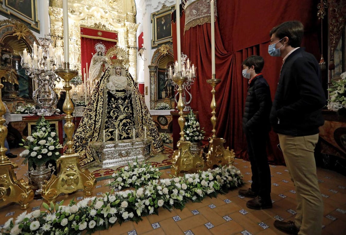 El estreno del nuevo manto de Gracia y Amparo de Córdoba, en imágenes