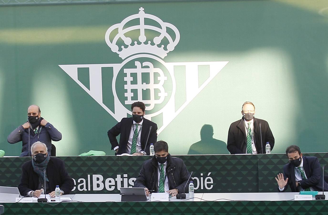 La mesa presidencial de la junta de accionistas del Real Betis