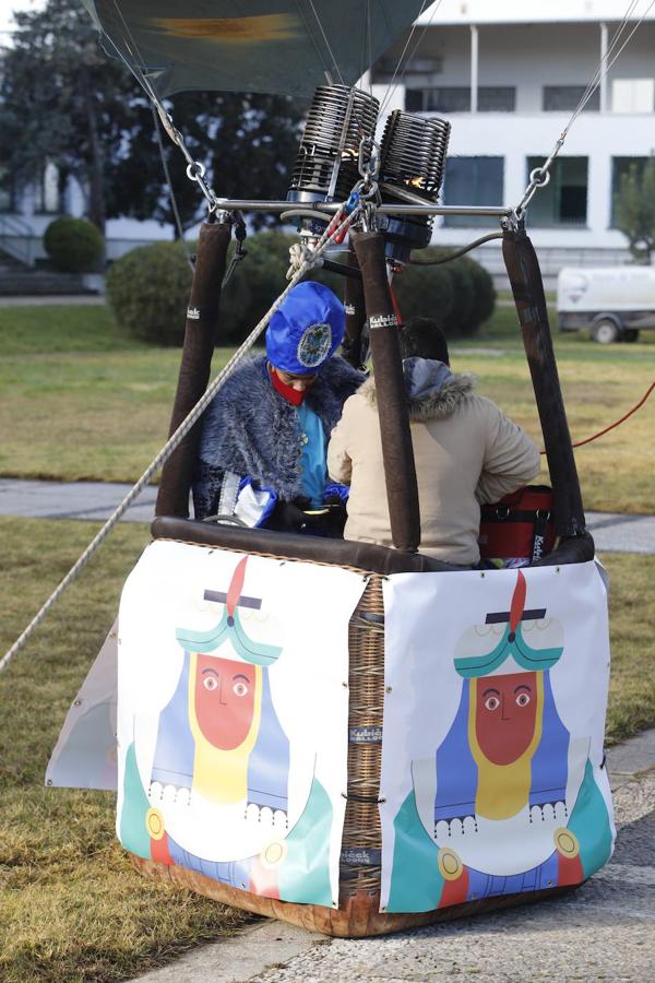 Así ha arrancado la Cabalgata aérea de los Reyes Magos de Córdoba, en imágenes