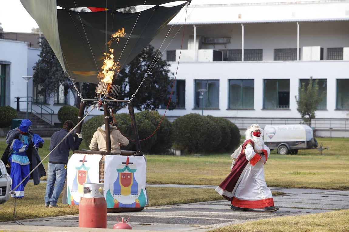 Así ha arrancado la Cabalgata aérea de los Reyes Magos de Córdoba, en imágenes