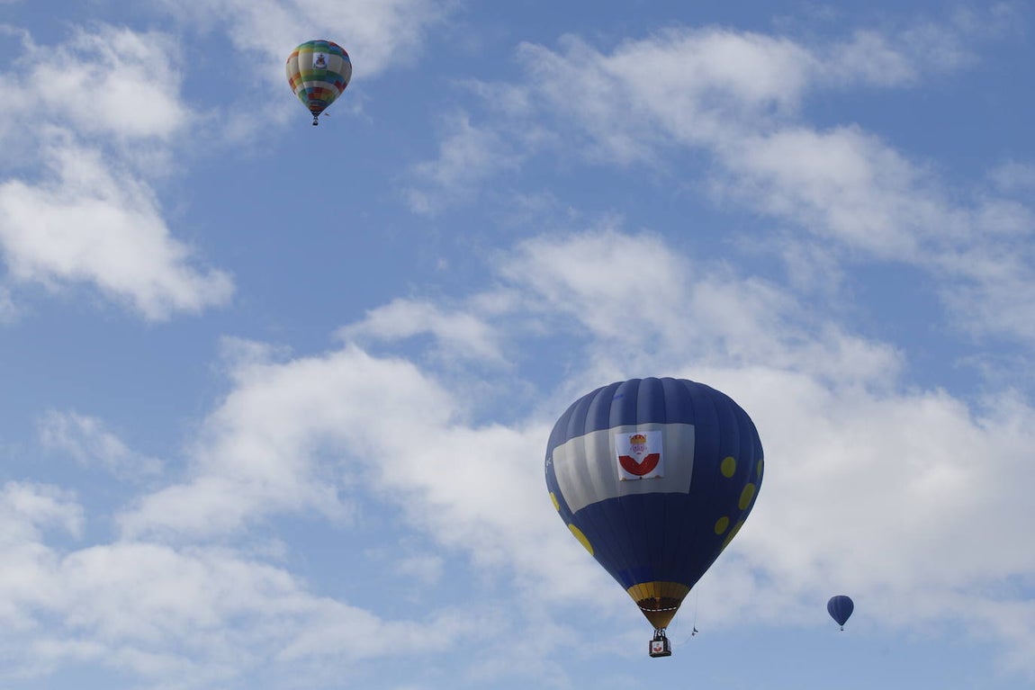Así ha arrancado la Cabalgata aérea de los Reyes Magos de Córdoba, en imágenes