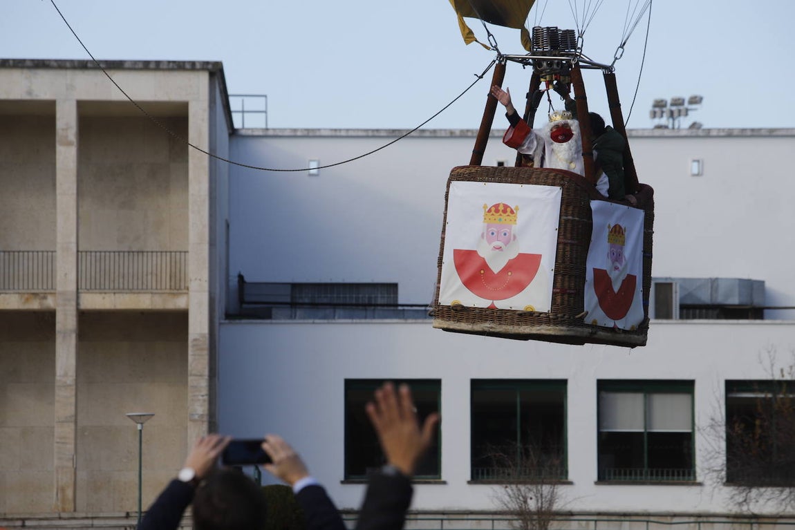 Así ha arrancado la Cabalgata aérea de los Reyes Magos de Córdoba, en imágenes